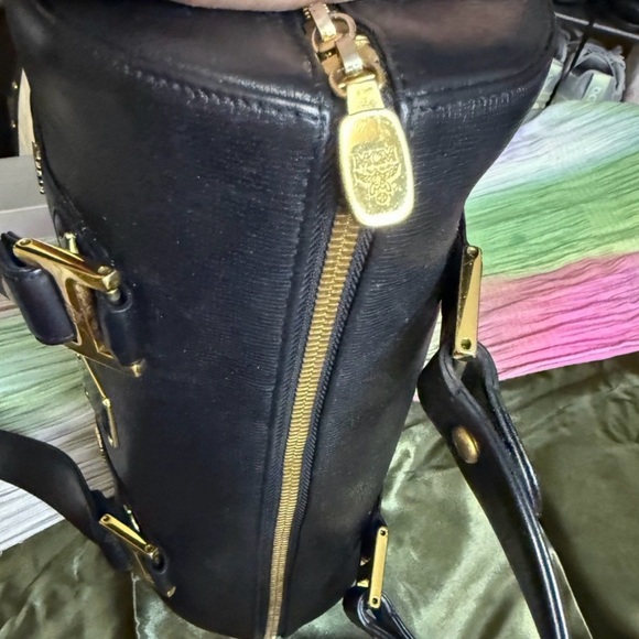 MCM München Barrel Shoulder Bag - Black Textured Leather Gold Zipper authentic - Picture 4 of 15